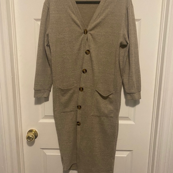 Fashionnova woman’s long (knee length) cardigan - Picture 2 of 2
